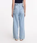 Pantalón clochard de jeans celeste, con cintura alta ajustable con lazo, bolsillos delanteros y traseros.