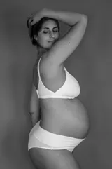 Bombacha maternal de algodón hipoalergénico con diseño de tiro alto y soporte especial para el embarazo.