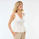 Top de punto fino color blanco, sin mangas, con escote en V y cierre frontal de botones dorados. Presenta diseño ajustado en el torso con detalle de volados en el bajo.