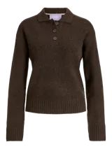 Sweater de punto color beige, con cuello polo y cierre frontal de tres botones, mangas largas con puños acanalados y diseño clásico.