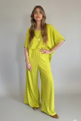 Pantalón palazzo color lima de lino, con cintura elastizada.