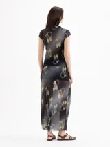 Pollera larga de mesh plisada, color negro con estampado de corazones formados por cadenas, con forrería interna y cintura elástica satinada.