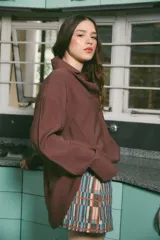 Minifalda de gabardina de algodón con estampado geométrico en tonos azules, naranjas y beige.