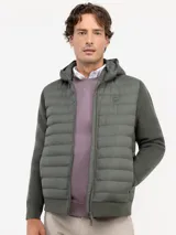 Chaqueta híbrida de hombre con frente acolchado de nylon y mangas de tejido de punto. Cuenta con capucha, cierre frontal completo y puños y ruedo acanalados.