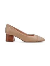 Zapato de tacón medio modelo Marcela, color visón, confeccionado en cuero graneado con puntera en cuero con textura reptil. Cuenta con tacón ancho efecto madera, puntera redondeada y pequeño aplique metálico dorado con el logo de la marca en el talón.