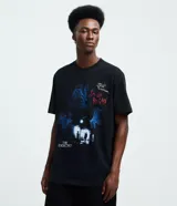 Remera de algodón color negro con cuello redondo y mangas cortas. Presenta una estampa frontal con motivos de la película El Exorcista.