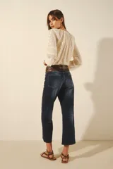 Jean de corte oxford tiro alto, con pierna que se ensancha desde la cadera y largo midi a la pantorrilla. Confeccionado en denim azul con elastano, presenta un lavado localizado y bigotes.