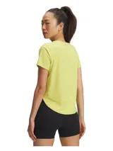 Remera deportiva Under Armour modelo Launch Elite, color amarillo claro, de manga corta y cuello redondo. Cuenta con perforaciones láser estratégicas en los laterales para mayor ventilación y bajo curvado.