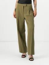 Pantalón de sarga tailored de Calvin Klein, color verde militar, con corte recto, talle medio, bolsillos laterales y detalles plisados en la parte delantera.