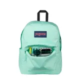 Mochila Jansport modelo Superbreak, color verde menta claro, con un compartimento principal y un bolsillo frontal con cierre. Presenta el logo rectangular de Jansport en el frente y asa superior negra.