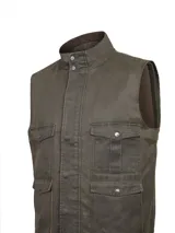 Chaleco de estilo outdoor color marrón con acabado encerado, cuello alto y cierre frontal con botones a presión. Presenta cuatro bolsillos frontales con solapa y cierre de botón, y un diseño funcional con aislamiento térmico.