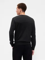 Buzo de punto con cuello en V, manga larga y puños y ruedo acanalados.