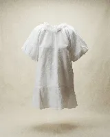 Vestido corto de lino, color blanco, con cuello redondo fruncido, mangas cortas abullonadas y corte evasé con volado en el ruedo.