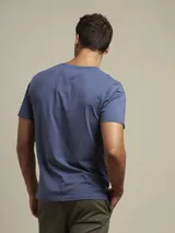 Remera color ladrillo de algodón con cuello redondo y logo bordado en blanco en el pecho.