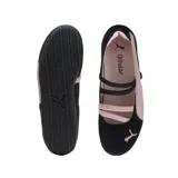 Zapato tipo ballerina Puma Speedcat Ballet SD, confeccionado en gamuza negra con detalles en rosado. Presenta tiras elásticas cruzadas sobre el empeine, logo de la marca bordado en la puntera y suela de goma de perfil bajo.