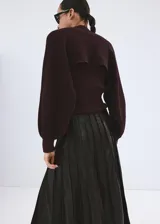 Cardigan de punto color ciruela, estilo bolero de manga larga abullonada, con diseño crop y entallado.