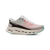 Championes deportivos Skechers modelo Slip-Ins Max Cushioning Glide-Step Sapphire, de color gris con detalles en blanco, negro y toques en coral y celeste. Presentan parte superior de monomalla con estampado 3D, tecnología de amortiguación avanzada y suela geométrica con aberturas.