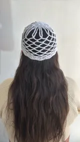 Gorro tipo bucket blanco de hilo crochet con diseño calado.