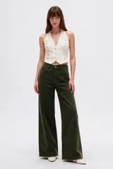 Pantalón jean verde militar de corte ancho y tiro alto, con diseño liso.
