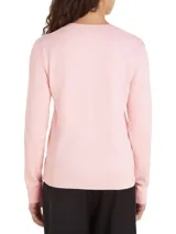 Sweater Tommy Hilfiger de punto color rosa claro, con cuello en V y logo bordado en el pecho.
