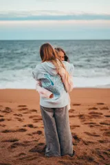 Hoodie celeste con capucha, puños y ruedo acanalados. Presenta un bordado en el pecho con motivos playeros y la frase "Glassy Waves".