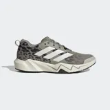 Championes de entrenamiento Adidas Rapidmove Go, con diseño estampado de leopardo en tonos grises y detalles en blanco. Presentan las icónicas tres tiras laterales, mediasuela Lightmotion con diseño geométrico y tecnología Climacool para mayor transpirabilidad.