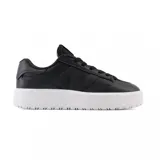 Championes New Balance modelo 302, de diseño urbano con plataforma, confeccionados en cuero negro con logo lateral y suela blanca de goma.