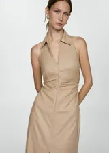 Vestido midi de corte recto y diseño halter, confeccionado en mezcla de lino y viscosa. Presenta cuello polo, cierre frontal con cremallera y detalle de fruncido en la cintura. Cuenta con espalda abierta y una abertura en el bajo delantero.