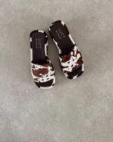Zueco de cuero vacuno con pelo, color negro, con punta cuadrada y plataforma de 3.5 cm.