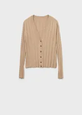 Cardigan de punto fino en color beige, con cuello en pico, cierre frontal con botones y diseño recto de manga larga.