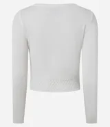 Blusa corta de punto color blanco, con escote barco, mangas largas y textura perforada en el bajo.