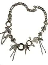 Collar de cadena gruesa de acero inoxidable con dijes mixtos colgantes que incluyen corazones, estrellas, cruces, pinchos, perlas y cristales.