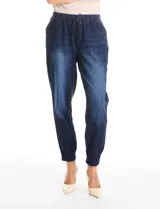 Pantalón tipo jogger de denim azul con efecto lavado. Presenta cintura elástica con cordón ajustable, bolsillos laterales y traseros, y puños elásticos en los tobillos.