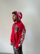 Campera reversible con cierre frontal, confeccionada en algodón de alto gramaje con estampa plastisol y bordado con aplique en un lado, y tela polar de pelo largo en el reverso. Presenta diseño oversize, capucha integrada y puños acanalados.