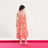 Vestido midi de tirantes con estampado de arabescos azules, corte recto y falda con volantes.