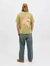 Remera color verde oliva de algodón con cuello redondo y manga corta. Estampado en la espalda con la palabra 'SPIAGGIA' y una palmera en tonos rosados.