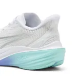 Championes de running Puma Darter Pro Fade, color blanco con detalles en degradado de violeta a turquesa en la entresuela. Presentan tecnología PROFOAM para mayor amortiguación, capellada de malla transpirable y logo lateral plateado.