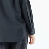 Camisa de lino mezclado color azul oscuro, con cuello camisero, manga larga y cierre frontal de botones.