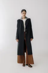 Tapado largo de paño en color azul oscuro, con solapas clásicas, cierre frontal de botones y cuello estilo marinero en tejido de punto gris con borde blanco.