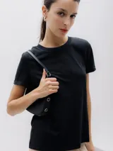 Remera negra de corte recto y mangas cortas con dobladillo.