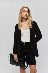 Top de encaje blanco con diseño ajustado al cuerpo, mangas cortas y detalle de cut-out en el escote.