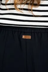 Pantalón ancho azul marino con cintura elástica, bolsillos laterales y detalle de botones en el tobillo.