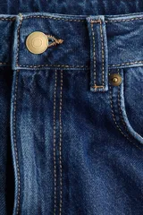 Pantalón jean wide leg de tiro extra alto, color azul oscuro, confeccionado en denim de algodón rígido, con diseño de cinco bolsillos y perneras amplias.
