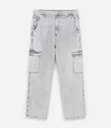 Pantalón de jean modelo baggy con bolsillos cargo laterales, cintura con trabillas y cierre frontal con botón y cremallera. Presenta un acabado lavado en tono gris claro.