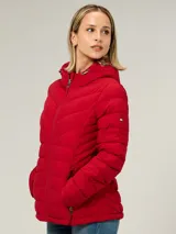 Campera puffer ligera Tommy Hilfiger de color rojo, con diseño acolchado horizontal y en chevrón en el pecho. Cuenta con cuello alto, capucha ajustable con cordones, cierre frontal de cremallera y dos bolsillos laterales con cierre.