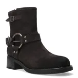 Botas cortas de cuero negro con taco cuadrado bajo, detalle de hebilla lateral y argolla metálica decorativa.