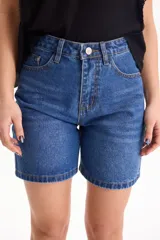 Short de jean negro con elastano, de corte mom, tiro alto y diseño clásico de cinco bolsillos.