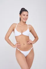 Micro tanga de lycra color azul con tiras finas ajustables en los laterales y argolla metálica en la unión con el corpiño.