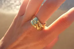 Anillo grueso de alpaca color plateado, con forma irregular y superficie texturizada.