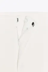 Pantalón blanco de tiro alto, corte ancho tipo flare, con cierre frontal de cremallera y gancho metálico.